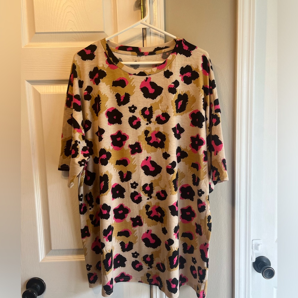 Women’s oversized leopard tshirt size XL